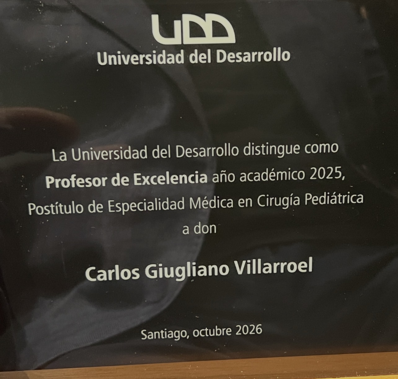 Dr. Carlos Giugliano recibe el Premio “Profesor de Excelencia” por su destacada labor docente en Cirugía Pediátrica